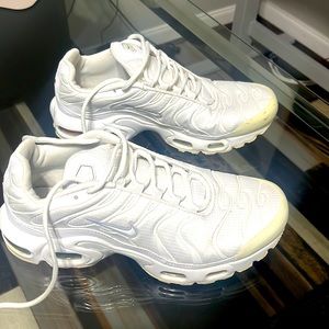 Nike triple white air maxes size 7y=8 women’s.